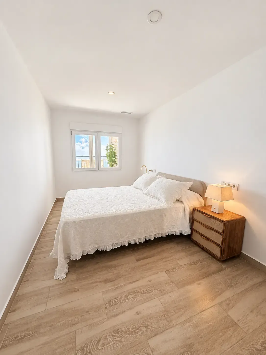 Bright main bedroom in a renovated apartment in Torrevieja