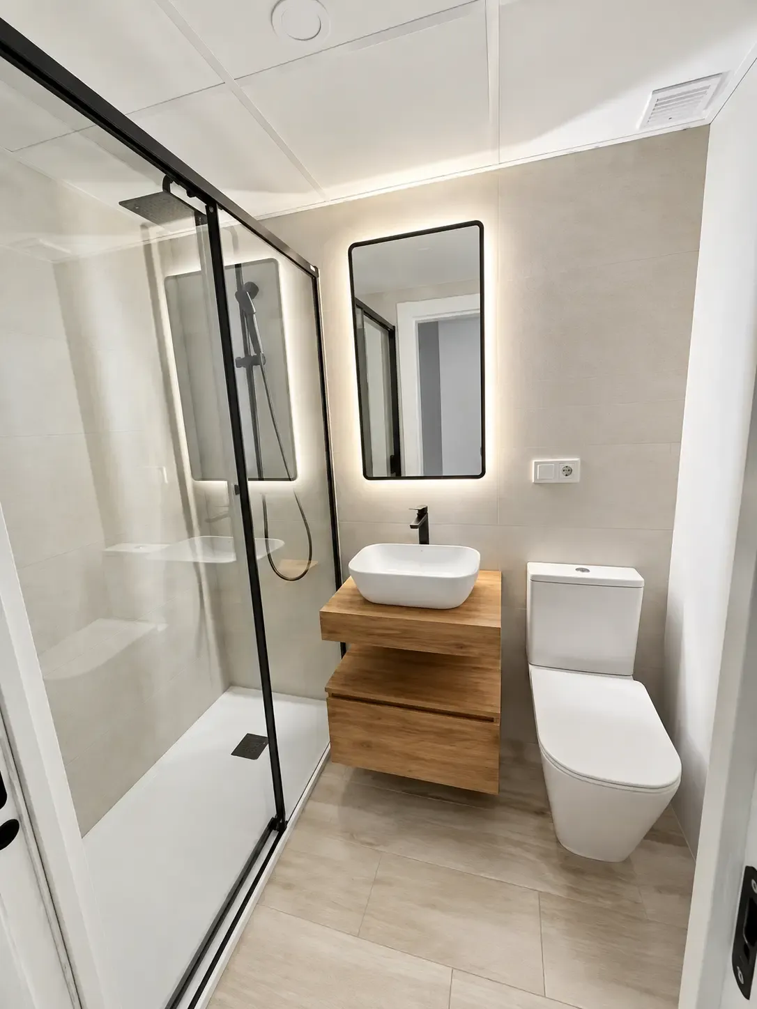 Contemporary second bathroom in a renovated seafront apartment
