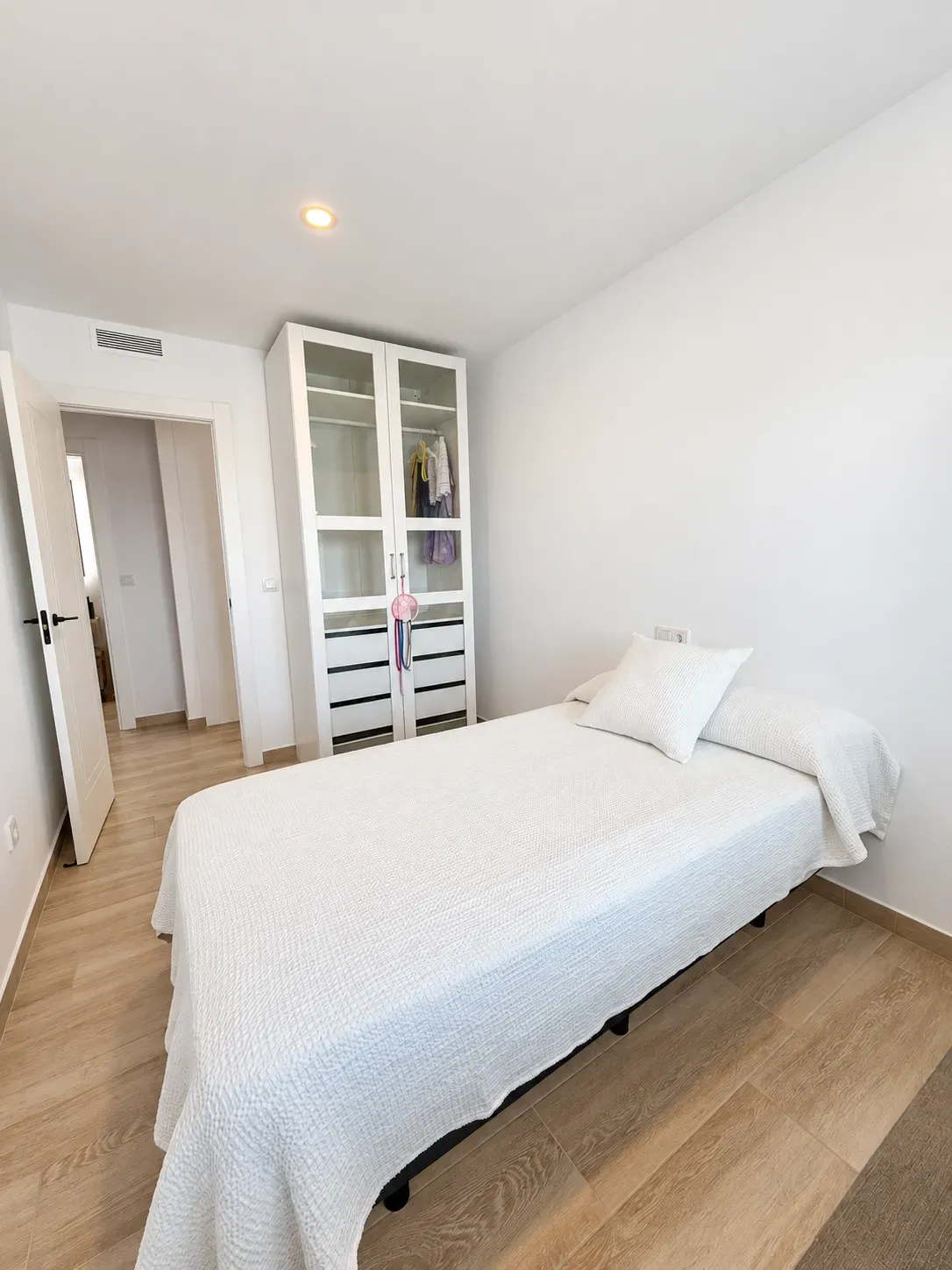 Comfortable guest bedroom for extended stays in Torrevieja