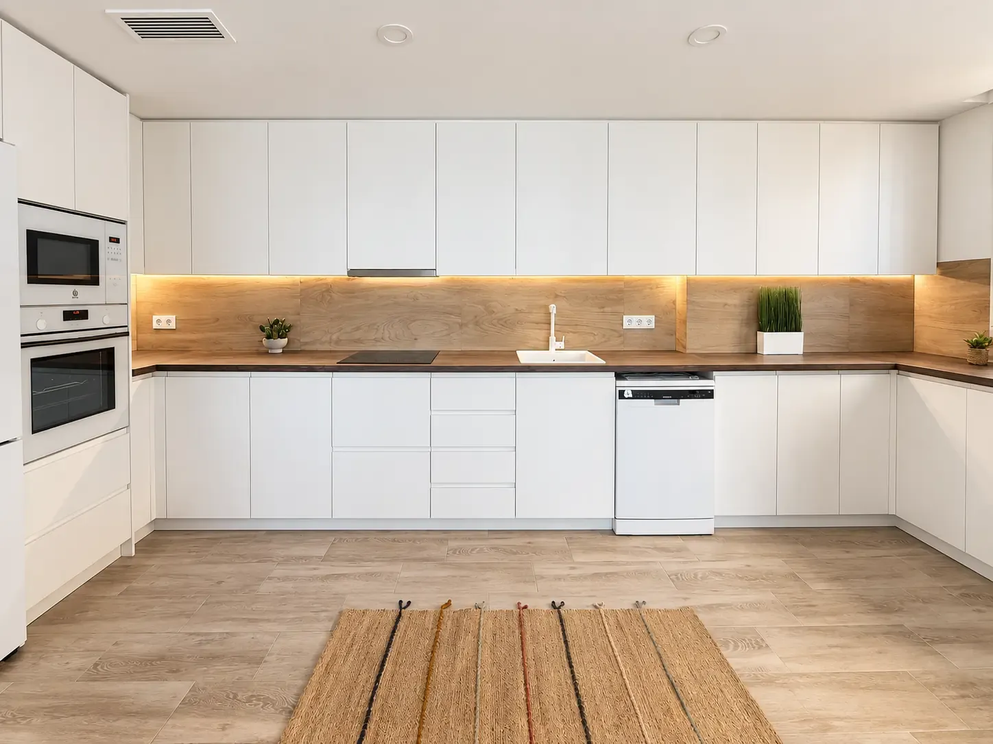 Fully equipped marble kitchen in Torrevieja beachfront apartment